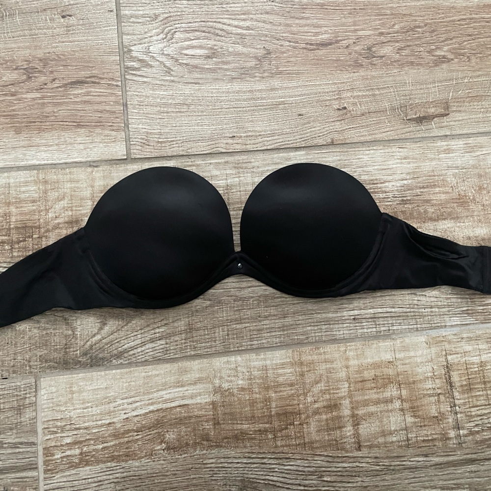 Victoria’s Secret very sexy strapless bra in black, 32DD